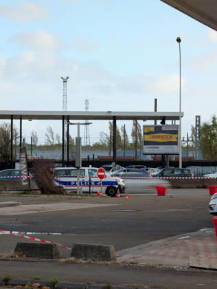 Police Investigate a Suspected Terrorist Shooting in Trappes and La Verrière - France Police officers and forensic experts conduct detailed site investigations at an Esso gas station along the N10 highway following a shooting across Trappes and neighboring La Verrière. The attack left one man dead and four others injured, including a 12-year-old girl who was critically wounded. France s National Anti-Terrorism Prosecutor s Office (PNAT) has opened an investigation after a gunman fired at bystanders from a vehicle before being arrested in nearby Coignières. Trappes, France, October 23, 2026. Photo by ABACAPRESS.COM Trappes Ile-de-France France  Copyright: xABACAx