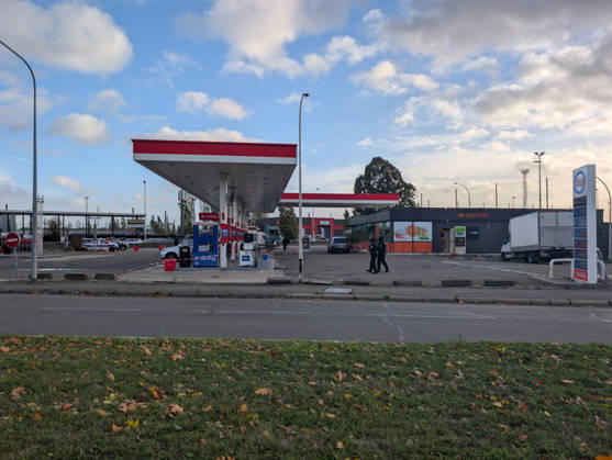 Police Investigate a Suspected Terrorist Shooting in Trappes and La Verrière - France Police officers and forensic experts conduct detailed site investigations at an Esso gas station along the N10 highway following a shooting across Trappes and neighboring La Verrière. The attack left one man dead and four others injured, including a 12-year-old girl who was critically wounded. France s National Anti-Terrorism Prosecutor s Office (PNAT) has opened an investigation after a gunman fired at bystanders from a vehicle before being arrested in nearby Coignières. Trappes, France, October 23, 2026. Photo by ABACAPRESS.COM Trappes Ile-de-France France  Copyright: xABACAx