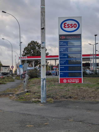 Police Investigate a Suspected Terrorist Shooting in Trappes and La Verrière - France Police officers and forensic experts conduct detailed site investigations at an Esso gas station along the N10 highway following a shooting across Trappes and neighboring La Verrière. The attack left one man dead and four others injured, including a 12-year-old girl who was critically wounded. France s National Anti-Terrorism Prosecutor s Office (PNAT) has opened an investigation after a gunman fired at bystanders from a vehicle before being arrested in nearby Coignières. Trappes, France, October 23, 2026. Photo by ABACAPRESS.COM Trappes Ile-de-France France  Copyright: xABACAx