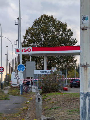 Police Investigate a Suspected Terrorist Shooting in Trappes and La Verrière - France Police officers and forensic experts conduct detailed site investigations at an Esso gas station along the N10 highway following a shooting across Trappes and neighboring La Verrière. The attack left one man dead and four others injured, including a 12-year-old girl who was critically wounded. France s National Anti-Terrorism Prosecutor s Office (PNAT) has opened an investigation after a gunman fired at bystanders from a vehicle before being arrested in nearby Coignières. Trappes, France, October 23, 2026. Photo by ABACAPRESS.COM Trappes Ile-de-France France  Copyright: xABACAx