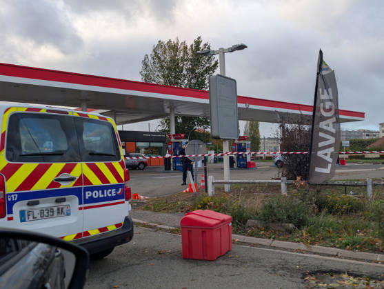 Police Investigate a Suspected Terrorist Shooting in Trappes and La Verrière - France Police officers and forensic experts conduct detailed site investigations at an Esso gas station along the N10 highway following a shooting across Trappes and neighboring La Verrière. The attack left one man dead and four others injured, including a 12-year-old girl who was critically wounded. France s National Anti-Terrorism Prosecutor s Office (PNAT) has opened an investigation after a gunman fired at bystanders from a vehicle before being arrested in nearby Coignières. Trappes, France, October 23, 2026. Photo by ABACAPRESS.COM Trappes Ile-de-France France  Copyright: xABACAx