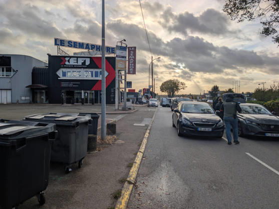 Police Investigate a Suspected Terrorist Shooting in Trappes and La Verrière - France Police officers and forensic experts conduct detailed site investigations at a bar-tabac along the N10 highway following a shooting that originated in Trappes and La Verrière. The attack left one man dead and four others injured, including a critically wounded 12-year-old girl, before the suspect was apprehended in Coignières. France s National Anti-Terrorism Prosecutor s Office (PNAT) is investigating the incident as a terrorist attack. Coignières, France, October 23, 2026. Photo by ABACAPRESS.COM Coignieres Ile-de-France France  Copyright: xABACAx