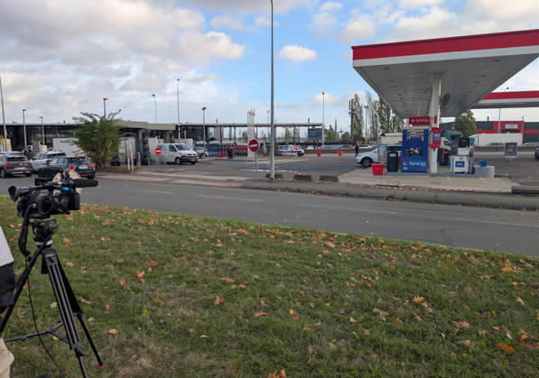 Police Investigate a Suspected Terrorist Shooting in Trappes and La Verrière - France Journalists and camera crews set up live broadcasts outside an Esso gas station along the N10 highway while police officers and forensic experts conduct investigations following a shooting across Trappes and La Verrière. The attack left one man dead and four others injured, including a 12-year-old girl who was critically wounded, before the suspect was apprehended in nearby Coignières. Trappes, France, October 23, 2026. Photo by ABACAPRESS.COM Trappes Ile-de-France France  Copyright: xABACAx