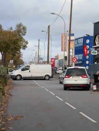 Police Investigate a Suspected Terrorist Shooting in Trappes and La Verrière - France Police officers and forensic experts conduct detailed site investigations at a bar-tabac along the N10 highway following a shooting that originated in Trappes and La Verrière. The attack left one man dead and four others injured, including a critically wounded 12-year-old girl, before the suspect was apprehended in Coignières. France s National Anti-Terrorism Prosecutor s Office (PNAT) is investigating the incident as a terrorist attack. Coignières, France, October 23, 2026. Photo by ABACAPRESS.COM Coignieres Ile-de-France France  Copyright: xABACAx