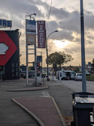 Police Investigate a Suspected Terrorist Shooting in Trappes and La Verrière - France Police officers and forensic experts conduct detailed site investigations at a bar-tabac along the N10 highway following a shooting that originated in Trappes and La Verrière. The attack left one man dead and four others injured, including a critically wounded 12-year-old girl, before the suspect was apprehended in Coignières. France s National Anti-Terrorism Prosecutor s Office (PNAT) is investigating the incident as a terrorist attack. Coignières, France, October 23, 2026. Photo by ABACAPRESS.COM Coignieres Ile-de-France France  Copyright: xABACAx