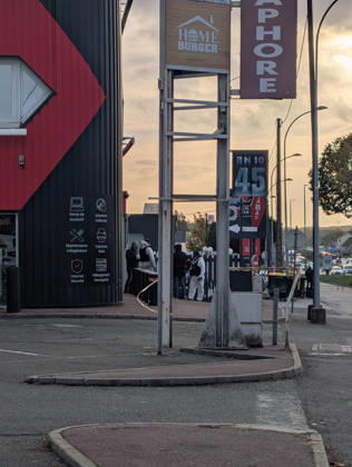Police Investigate a Suspected Terrorist Shooting in Trappes and La Verrière - France Police officers and forensic experts conduct detailed site investigations at a bar-tabac along the N10 highway following a shooting that originated in Trappes and La Verrière. The attack left one man dead and four others injured, including a critically wounded 12-year-old girl, before the suspect was apprehended in Coignières. France s National Anti-Terrorism Prosecutor s Office (PNAT) is investigating the incident as a terrorist attack. Coignières, France, October 23, 2026. Photo by ABACAPRESS.COM Coignieres Ile-de-France France  Copyright: xABACAx