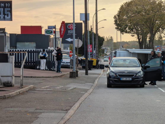 Police Investigate a Suspected Terrorist Shooting in Trappes and La Verrière - France Police officers and forensic experts conduct detailed site investigations at a bar-tabac along the N10 highway following a shooting that originated in Trappes and La Verrière. The attack left one man dead and four others injured, including a critically wounded 12-year-old girl, before the suspect was apprehended in Coignières. France s National Anti-Terrorism Prosecutor s Office (PNAT) is investigating the incident as a terrorist attack. Coignières, France, October 23, 2026. Photo by ABACAPRESS.COM Coignieres Ile-de-France France  Copyright: xABACAx