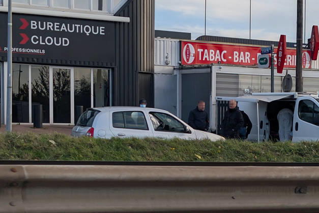 Police Investigate a Suspected Terrorist Shooting in Trappes and La Verrière - France Police officers and forensic experts conduct detailed site investigations at a bar-tabac along the N10 highway following a shooting that originated in Trappes and La Verrière. The attack left one man dead and four others injured, including a critically wounded 12-year-old girl, before the suspect was apprehended in Coignières. France s National Anti-Terrorism Prosecutor s Office (PNAT) is investigating the incident as a terrorist attack. Coignières, France, October 23, 2026. Photo by ABACAPRESS.COM Coignieres Ile-de-France France  Copyright: xABACAx