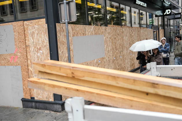 Shopfronts boarded up in Nancy ahead of planned protests NANCY, FRANCE - OCTOBER 23: Workers install protective wooden boards and plywood panels over shopfronts and commercial venues across downtown Nancy, France, on October 23, 2026. Local business owners and municipal authorities reinforced physical security measures ahead of large-scale public demonstrations planned for October 24, seeking to prevent vandalism and structural damage along major commercial corridors. Muhammed Said Tako Anadolu Nancy France. Editorial use only. Please get in touch for any other usage.  Copyright: x2026xAnadoluxMuhammedxSaidxTakox