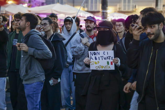 Protesters Clash with Police in Naples Students, trade union members and activists from Potere al Popolo take part in a demonstration against the rising cost of living in Piazza Municipio. Clashes between demonstrators and police break out during the protest. ABP17614 Copyright: xAntonioxBalascox