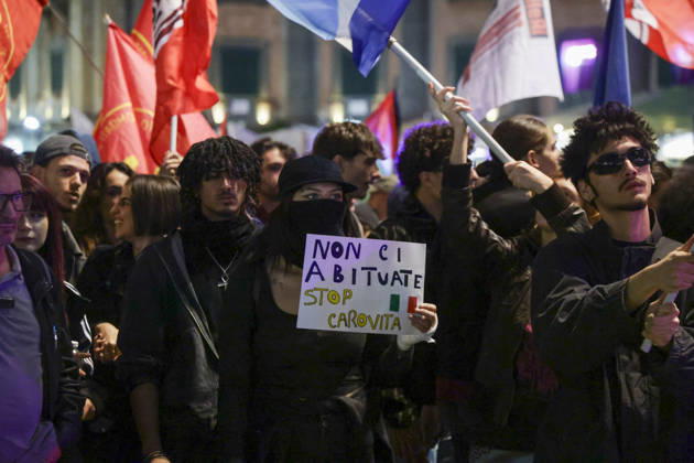 Protesters Clash with Police in Naples Students, trade union members and activists from Potere al Popolo take part in a demonstration against the rising cost of living in Piazza Municipio. Clashes between demonstrators and police break out during the protest. ABP17675 Copyright: xAntonioxBalascox