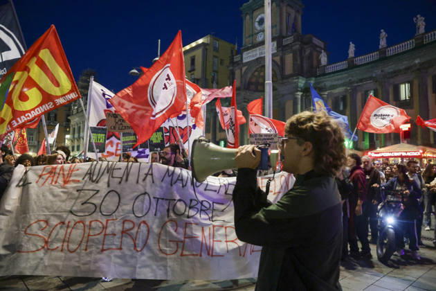 Protesters Clash with Police in Naples Students, trade union members and activists from Potere al Popolo take part in a demonstration against the rising cost of living in Piazza Municipio. Clashes between demonstrators and police break out during the protest. ABP17774 Copyright: xAntonioxBalascox