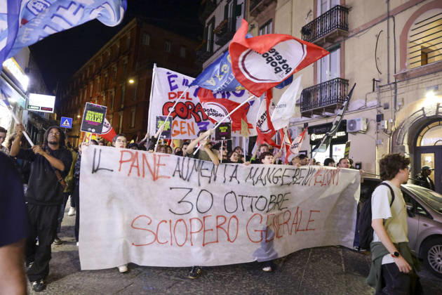 Protesters Clash with Police in Naples Students, trade union members and activists from Potere al Popolo take part in a demonstration against the rising cost of living in Piazza Municipio. Clashes between demonstrators and police break out during the protest. ABP17875 Copyright: xAntonioxBalascox