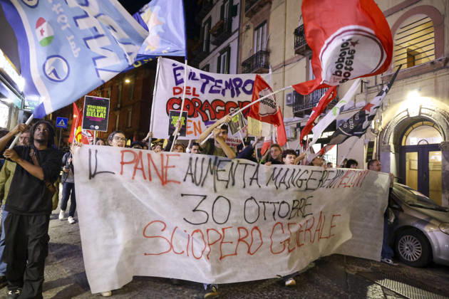 Protesters Clash with Police in Naples Students, trade union members and activists from Potere al Popolo take part in a demonstration against the rising cost of living in Piazza Municipio. Clashes between demonstrators and police break out during the protest. ABP17910 Copyright: xAntonioxBalascox