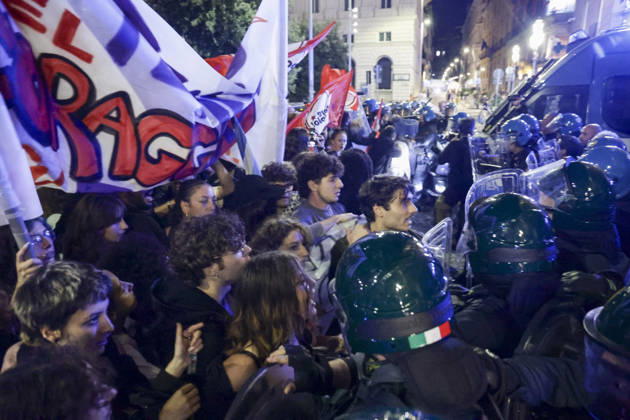 Protesters Clash with Police in Naples Students, trade union members and activists from Potere al Popolo take part in a demonstration against the rising cost of living in Piazza Municipio. Clashes between demonstrators and police break out during the protest. ABP18813 Copyright: xAntonioxBalascox