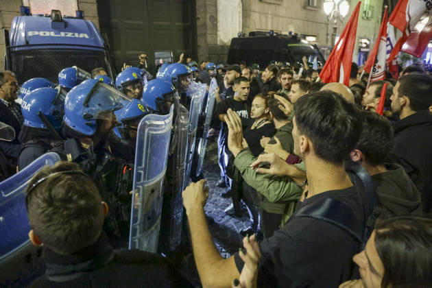 Protesters Clash with Police in Naples Students, trade union members and activists from Potere al Popolo take part in a demonstration against the rising cost of living in Piazza Municipio. Clashes between demonstrators and police break out during the protest. ABP18839 Copyright: xAntonioxBalascox