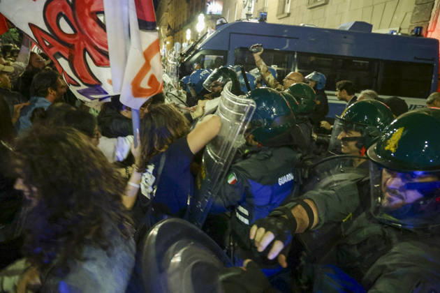Protesters Clash with Police in Naples Students, trade union members and activists from Potere al Popolo take part in a demonstration against the rising cost of living in Piazza Municipio. Clashes between demonstrators and police break out during the protest. ABP18665 Copyright: xAntonioxBalascox