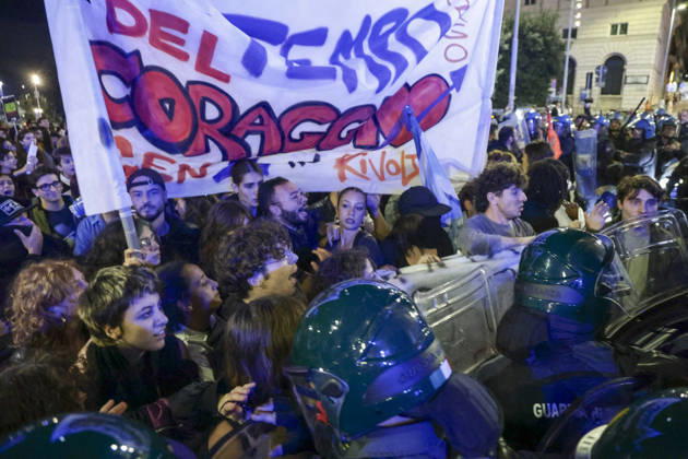 Protesters Clash with Police in Naples Students, trade union members and activists from Potere al Popolo take part in a demonstration against the rising cost of living in Piazza Municipio. Clashes between demonstrators and police break out during the protest. ABP18807 Copyright: xAntonioxBalascox