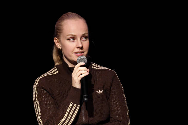 Author Clara Lösel during her appearance at *Ich dachte, sowas fühl nur ich* (I Thought I Was the Only One Who Felt That Way), the preview show for her new book at the Theater am Tanzbrunnen in Cologne, October 23, 2026, North Rhine-Westphalia, Germany Copyright: xChristophxHardtx