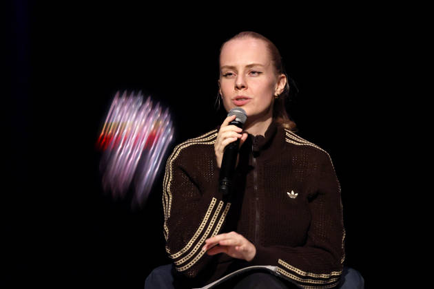 Author Clara Lösel during her appearance at *Ich dachte, sowas fühl nur ich* (I Thought I Was the Only One Who Felt That Way), the preview show for her new book at the Theater am Tanzbrunnen in Cologne, October 23, 2026, North Rhine-Westphalia, Germany Copyright: xChristophxHardtx