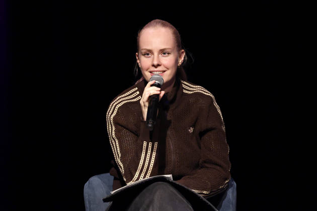 Author Clara Lösel during her appearance at *Ich dachte, sowas fühl nur ich* (I Thought I Was the Only One Who Felt That Way), the preview show for her new book at the Theater am Tanzbrunnen in Cologne, October 23, 2026, North Rhine-Westphalia, Germany Copyright: xChristophxHardtx