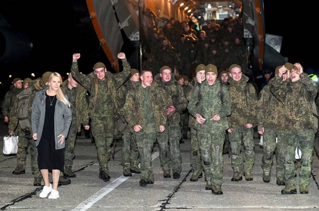 Belarus Russia Ukraine Military Operation POWs Exchange 9271470 23.10.2026 Russian prisoners of war, released from Ukrainian captivity amid Russia s military operation in Ukraine, accompanied by Russian Human Rights Commissioner Yana Lantratova, react upon arrival at an airfield in Moscow region, Russia. Russia and Ukraine on October 23 completed a swap of 270 prisoners of war each. Ilya Pitalev Sputnik Moscow region Russia  Copyright: xIlyaxPitalevx