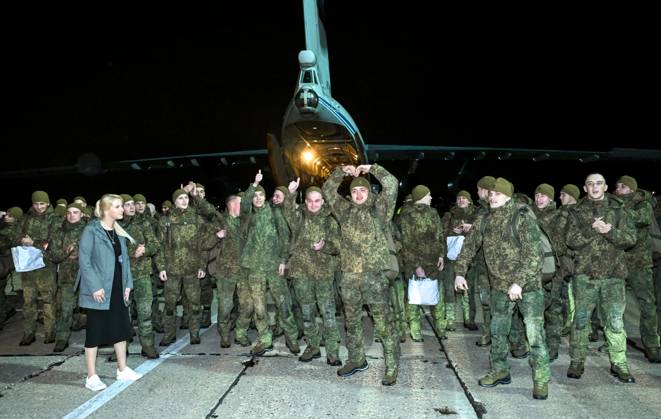 Belarus Russia Ukraine Military Operation POWs Exchange 9271471 23.10.2026 Russian prisoners of war, released from Ukrainian captivity amid Russia s military operation in Ukraine, accompanied by Russian Human Rights Commissioner Yana Lantratova, react upon arrival at an airfield in Moscow region, Russia. Russia and Ukraine on October 23 completed a swap of 270 prisoners of war each. Ilya Pitalev Sputnik Moscow region Russia  Copyright: xIlyaxPitalevx