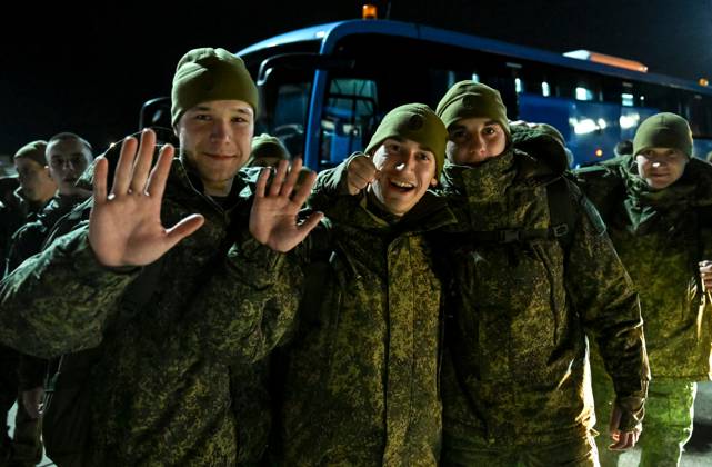 Belarus Russia Ukraine Military Operation POWs Exchange 9271474 23.10.2026 Russian prisoners of war, released from Ukrainian captivity amid Russia s military operation in Ukraine, react upon arrival at an airfield in Moscow region, Russia. Russia and Ukraine on October 23 completed a swap of 270 prisoners of war each. Ilya Pitalev Sputnik Moscow region Russia  Copyright: xIlyaxPitalevx