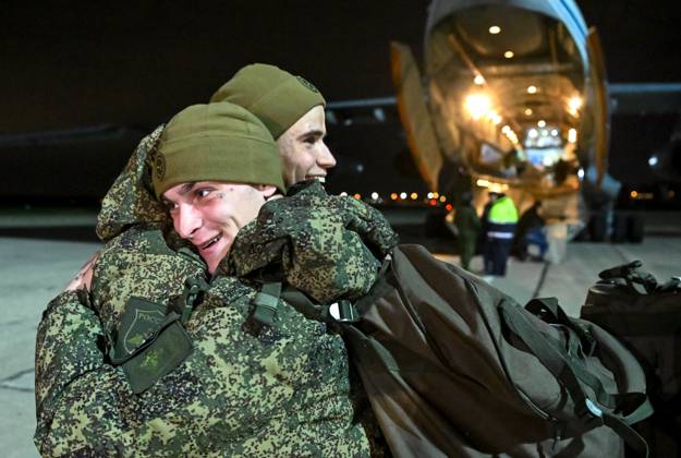 Belarus Russia Ukraine Military Operation POWs Exchange 9271478 23.10.2026 Russian prisoners of war, released from Ukrainian captivity amid Russia s military operation in Ukraine, react upon arrival at an airfield in Moscow region, Russia. Russia and Ukraine on October 23 completed a swap of 270 prisoners of war each. Ilya Pitalev Sputnik Moscow region Russia  Copyright: xIlyaxPitalevx