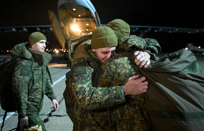Belarus Russia Ukraine Military Operation POWs Exchange 9271479 23.10.2026 Russian prisoners of war, released from Ukrainian captivity amid Russia s military operation in Ukraine, react upon arrival at an airfield in Moscow region, Russia. Russia and Ukraine on October 23 completed a swap of 270 prisoners of war each. Ilya Pitalev Sputnik Moscow region Russia  Copyright: xIlyaxPitalevx