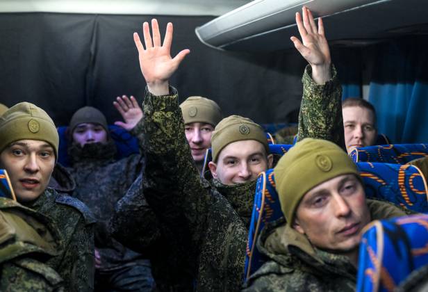 Belarus Russia Ukraine Military Operation POWs Exchange 9271483 23.10.2026 Russian prisoners of war, released from Ukrainian captivity amid Russia s military operation in Ukraine, sit in a bus upon arrival at an airfield in Moscow region, Russia. Russia and Ukraine on October 23 completed a swap of 270 prisoners of war each. Ilya Pitalev Sputnik Moscow region Russia  Copyright: xIlyaxPitalevx