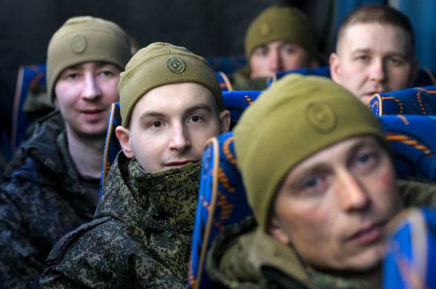Belarus Russia Ukraine Military Operation POWs Exchange 9271489 23.10.2026 Russian prisoners of war, released from Ukrainian captivity amid Russia s military operation in Ukraine, sit in a bus upon arrival at an airfield in Moscow region, Russia. Russia and Ukraine on October 23 completed a swap of 270 prisoners of war each. Ilya Pitalev Sputnik Moscow region Russia  Copyright: xIlyaxPitalevx