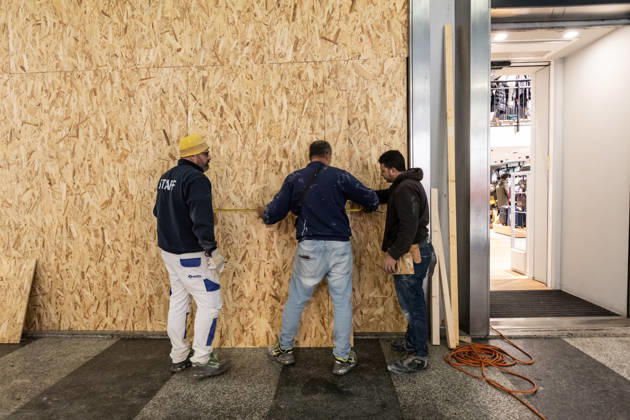 Shops in Milan board up windows ahead of cost-of-living protest MILAN, ITALY - OCTOBER 23: On the eve of an unauthorized demonstration against the high cost of living, some shop windows are being covered with wooden panels for protection in Milan, Italy, on October 23, 2026. This measure follows the destruction and looting that took place in Milan the previous weekend during similar protests against the high cost of living. Andrea Carrubba Anadolu Milan Italy. Editorial use only. Please get in touch for any other usage.  Copyright: x2026xAnadoluxAndreaxCarrubbax