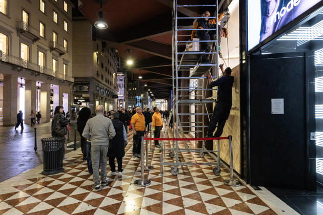 Shops in Milan board up windows ahead of cost-of-living protest MILAN, ITALY – OCTOBER 23: On the eve of an unauthorized demonstration against the high cost of living, some shop windows are being covered with wooden panels for protection in Milan, Italy, on October 23, 2026. This measure follows the destruction and looting that took place in Milan the previous weekend during similar protests against the high cost of living. Andrea Carrubba Anadolu Milan Italy. Editorial use only. Please get in touch for any other usage.  Copyright: x2026xAnadoluxAndreaxCarrubbax