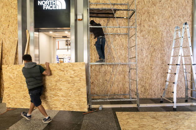 Shops in Milan board up windows ahead of cost-of-living protest MILAN, ITALY - OCTOBER 23: On the eve of an unauthorized demonstration against the high cost of living, some shop windows are being covered with wooden panels for protection in Milan, Italy, on October 23, 2026. This measure follows the destruction and looting that took place in Milan the previous weekend during similar protests against the high cost of living. Andrea Carrubba Anadolu Milan Italy. Editorial use only. Please get in touch for any other usage.  Copyright: x2026xAnadoluxAndreaxCarrubbax