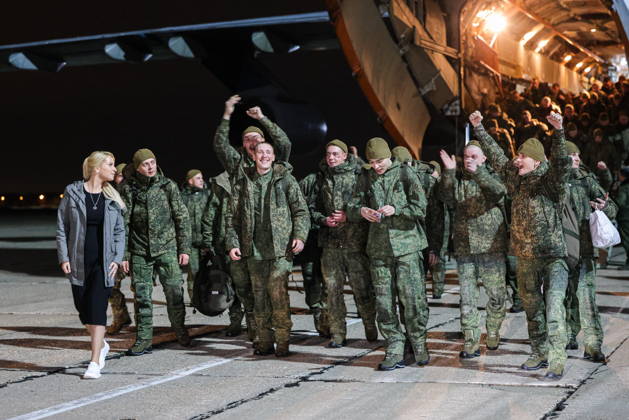 RUSSIA, MOSCOW REGION - OCTOBER 23, 2026: Russian servicemen released from Ukrainian captivity disembark from an aircraft. Pictured L: Russia s Human Rights Commissioner Yana Lantratova. Georgy Chernyshov TASS  99833229