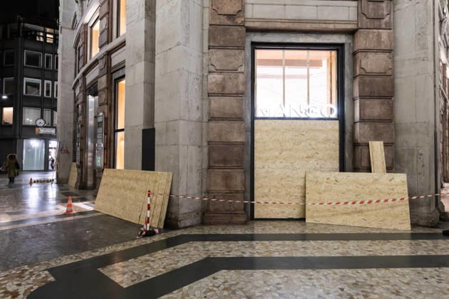 Shops in Milan board up windows ahead of cost-of-living protest MILAN, ITALY – OCTOBER 23: On the eve of an unauthorized demonstration against the high cost of living, some shop windows are being covered with wooden panels for protection in Milan, Italy, on October 23, 2026. This measure follows the destruction and looting that took place in Milan the previous weekend during similar protests against the high cost of living. Andrea Carrubba Anadolu Milan Italy. Editorial use only. Please get in touch for any other usage.  Copyright: x2026xAnadoluxAndreaxCarrubbax