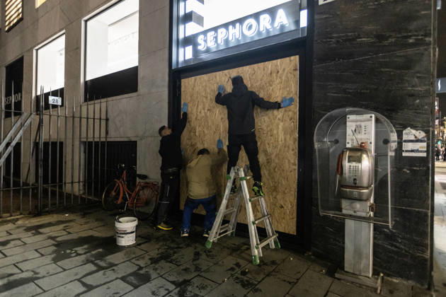 Shops in Milan board up windows ahead of cost-of-living protest MILAN, ITALY – OCTOBER 23: On the eve of an unauthorized demonstration against the high cost of living, some shop windows are being covered with wooden panels for protection in Milan, Italy, on October 23, 2026. This measure follows the destruction and looting that took place in Milan the previous weekend during similar protests against the high cost of living. Andrea Carrubba Anadolu Milan Italy. Editorial use only. Please get in touch for any other usage.  Copyright: x2026xAnadoluxAndreaxCarrubbax