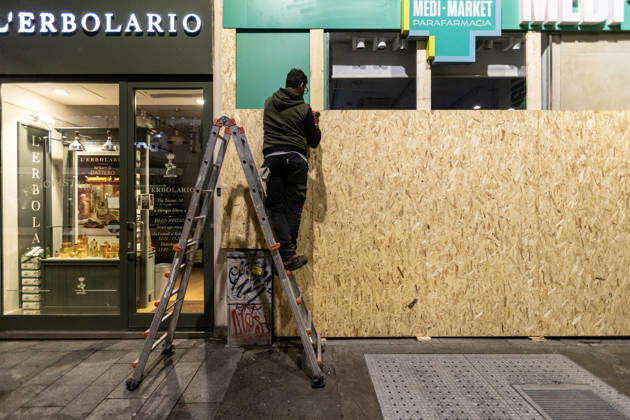 Shops in Milan board up windows ahead of cost-of-living protest MILAN, ITALY – OCTOBER 23: On the eve of an unauthorized demonstration against the high cost of living, some shop windows are being covered with wooden panels for protection in Milan, Italy, on October 23, 2026. This measure follows the destruction and looting that took place in Milan the previous weekend during similar protests against the high cost of living. Andrea Carrubba Anadolu Milan Italy. Editorial use only. Please get in touch for any other usage.  Copyright: x2026xAnadoluxAndreaxCarrubbax