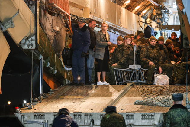 RUSSIA, MOSCOW REGION - OCTOBER 23, 2026: Russia s Human Rights Commissioner Yana Lantratova (3rd L) and Russian servicemen released from Ukrainian captivity are seen inside an aircraft. Georgy Chernyshov TASS  99833216