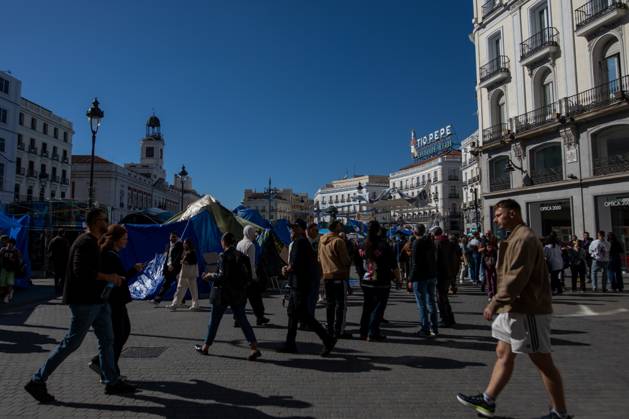 October 23, 2026, Madrid, Spain: People walk in front of the tents of an encampment for decent housing, set up at Puerta del Sol..Tents remain set up by housing rights activists, who organized the occupation of the square in response to the eviction of MaricarmenÃ¢â‚¬a woman in her eightiesÃ¢â‚¬from her home, carried out by a real estate investment fund. Madrid Spain  - ZUMAs197 20261023_aaa_s197_154 Copyright: xDavidxCanalesx
