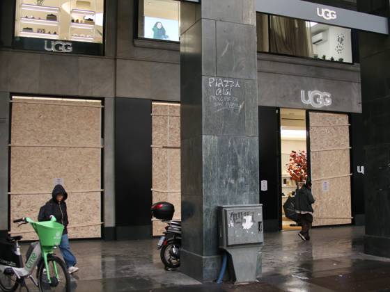 IPA90088231 - Boutiques are putting plywood panels over their storefront windows for fear of further looting  Copyright: xPaoloxDellaxBellax xPAOLOxDELLAxBELLAx IPA90088231