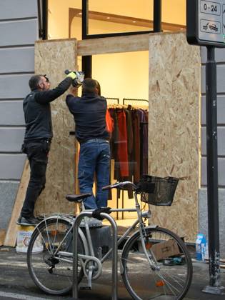 IPA90088226 - Boutiques are putting plywood panels over their storefront windows for fear of further looting  Copyright: xPaoloxDellaxBellax xPAOLOxDELLAxBELLAx IPA90088226
