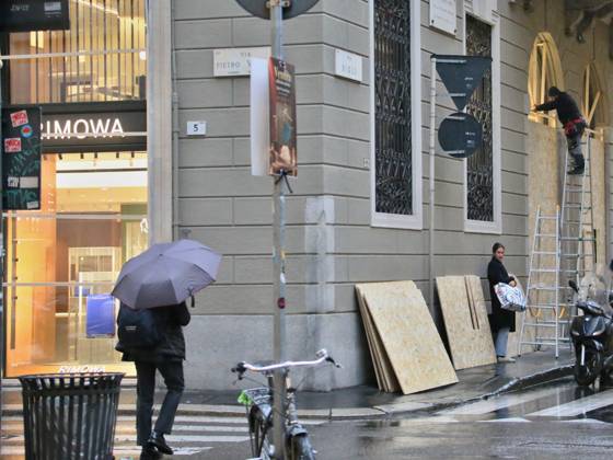IPA90088227 - Boutiques are putting plywood panels over their storefront windows for fear of further looting  Copyright: xPaoloxDellaxBellax xPAOLOxDELLAxBELLAx IPA90088227