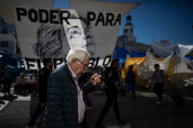 October 23, 2026, Madrid, Spain: A man walks in front of tents set up at Puerta del Sol..Tents remain set up by housing rights activists, who organized the occupation of the square in response to the eviction of MaricarmenÃ¢â‚¬a woman in her eightiesÃ¢â‚¬from her home, carried out by a real estate investment fund. Madrid Spain  - ZUMAs197 20261023_aaa_s197_147 Copyright: xDavidxCanalesx