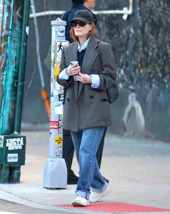 Julianne Moore out in New York Actress Julianne Moore is walking on the street in Brooklyn, NY on October 23, 2026. Photo by Dylan Travis ABACAPRESS.COM Brooklyn NY  Copyright: xDylanxTravis ABACAx