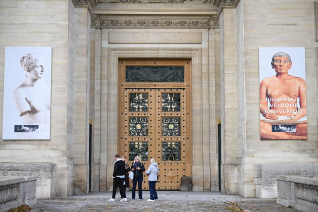 Louvre Museum Closed Ahead of The Day of Protests - Paris The Louvre Museum has closed its doors in anticipation of possible further unrest on the fringes of the day of protest this Saturday, October 24, 2026, in Paris, France. Several major Parisian museums have announced that they will be closing either fully or partially following the various incidents of violence that occurred last weekend during the protest. Photo by Eliot Blondet ABACAPRESS.COM Paris France  Copyright: xBlondetxEliot ABACAx