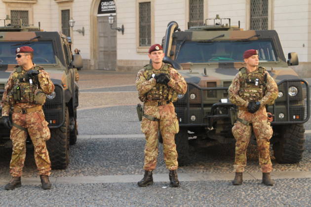 October 23, 2026, Milano: Soldiers patrol next to the Duomo gothic cathedral in Milan, Italy, 24 October 2026. The precaution follows clashes on 17 October that prompted heightened security measures, including military patrols, amid threats of further disturbances. ANSA PaoloSalmoirago (militari, soldati, soldato, para , Folgore, Lince) Milano  - ZUMAa110 20261023_zaf_a110_045 Copyright: xPaolosalmoiragox