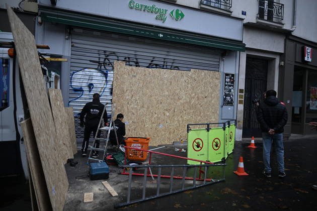 Paris shops board up storefronts with wooden panels ahead of planned protests PARIS, FRANCE - OCTOBER 24: Commercial establishments and luxury retail boutiques in central Paris are seen securing their storefronts with wooden protective panels on Saturday, October 24, 2026. Shop owners took precautionary measures and temporarily closed their businesses ahead of the demonstrations planned across the country. Mouneb Taim Anadolu Paris France. Editorial use only. Please get in touch for any other usage.  Copyright: x2026xAnadoluxMounebxTaimx