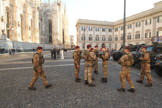 October 23, 2026, Milano: Soldiers patrol next to the Duomo gothic cathedral in Milan, Italy, 24 October 2026. The precaution follows clashes on 17 October that prompted heightened security measures, including military patrols, amid threats of further disturbances. ANSA PaoloSalmoirago (militari, soldati, soldato, para , Folgore, Lince) Milano  - ZUMAa110 20261023_zaf_a110_046 Copyright: xPaolosalmoiragox